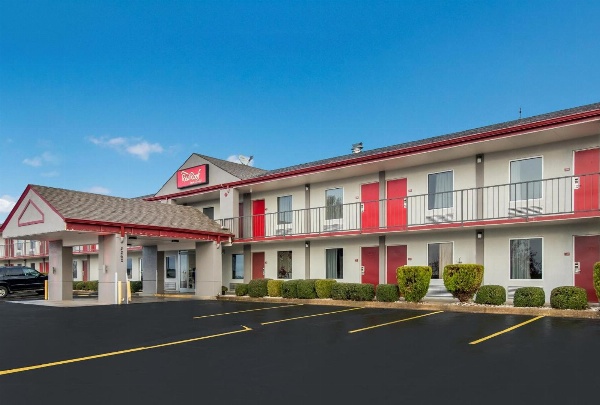 Red Roof Inn & Suites Jackson image 3
