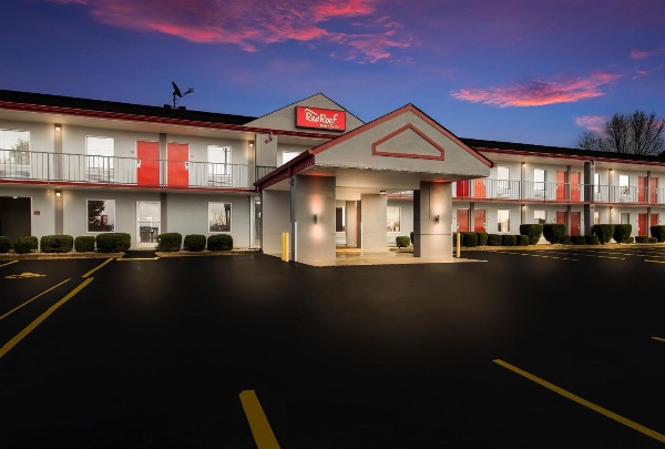 Red Roof Inn & Suites Jackson image 4